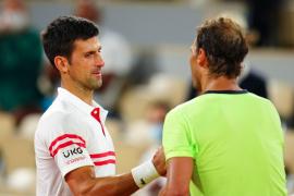 Novak Djokovic l-a învins pe Rafael Nadal după patru ore de joc şi s-a calificat în finală la Roland Garros. Publicul a primit acceptul de a rămâne până la finalul meciului