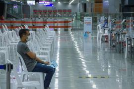 Bărbat care așteaptă să primească vaccinul Sinovac în timpul programului de vaccinare Covid19 din Thailanda