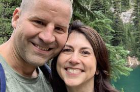 MacKenzie Scott a donat peste 8 miliarde de dolari în ultimele 11 luni. Averea ei crește mai repede decât poate să o dea