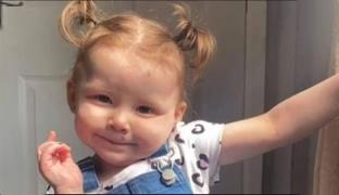 O minune de fetiță a murit în câteva ore după ce a înghițit o baterie, în Anglia. Avertisment pentru părinți: ”Simptomele pot să nu fie evidente!”