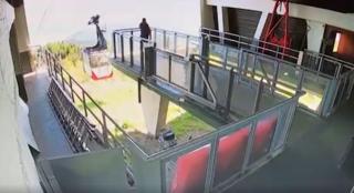 Scandal în Italia după difuzarea primelor imagini cu momentul prăbuşirii telecabinei din Alpi. ”Calcă în picioare memoria victimelor”