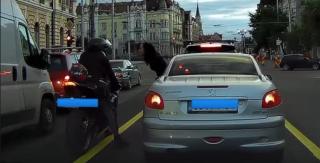 Moment rar întâlnit în trafic: o şoferiţă din Cluj a ieşit pe geam pentru a-l săruta pe motociclist. Au curs ironiile: "La ce trafic e, aveau să facă şi un copil"