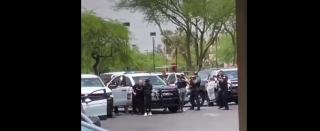 Un bărbat din Arizona s-a urcat la volan şi a început să tragă la întâmplare, timp o oră jumătate. O persoană a murit, alte 12 au fost rănite