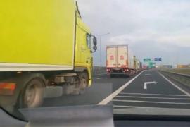 Opt TIR-uri încărcate cu deşeuri au fost oprite în vama Nădlac. În acte, transportau haine şi produse de mobilier