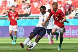 Pogba (în alb) a fost redus de multe ori la tăcere de apărătorii Ungariei