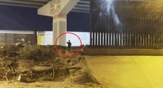 Imagini sfâşietoare la graniţa dintre SUA şi Mexic. Un băieţel plânge, suspină şi-i roagă pe contrabandişti să nu-l abandoneze
