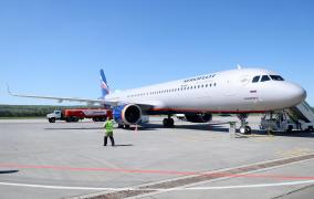 Un avion de pasageri Aeroflot Airbus A321neo este văzut pe Aeroportul Krasnoyarsk din sudul Siberiei