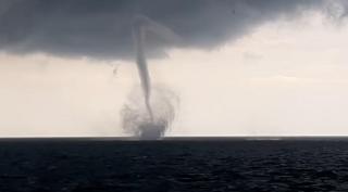 Un vârtej uriaş s-a ridicat deasupra Mării Negre. Imagini teribile filmate de marinari în largul coastei Odessei