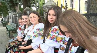 Rusaliile, motiv de mare sărbătoare la Hodac, în Mureş. Întreg satul s-a îmbrăcat în straie populare