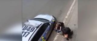 Cehia, în mijlocul unui scandal de proporţii. Un tânăr de origine rroma, imobilizat la fel ca George Floyd: suspectul a murit în ambulanţă - VIDEO