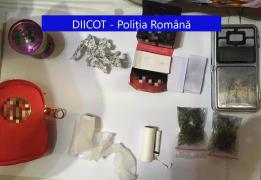 Traficanţii de droguri din Neamţ au fost prinşi cu cocaină, cannabis şi etnobotanice