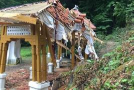 Pavilionul acoperit din spatele Izvorului Ferdinand I din Băile Govora, grav avariat de căderea unui copac tăiat greşit. Momentul a fost surprins