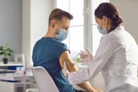 Specialiștii americani analizează posibila legătură între vaccinurile Pfizer și Moderna și probleme cardiace la bărbații sub 30 de ani