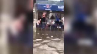 bărbați la terasă, în Galați