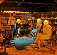 Tineri prinşi mâncând seminţe pe stradă au fost amendați și puşi de poliţiştii craioveni să măture - VIDEO