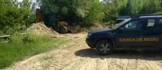 Şeful Gărzii de Mediu anunţă că a fost găsită o groapă ilegală de gunoi. Era administrată chiar de primăria dintr-o comună din Vâlcea - VIDEO