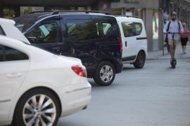 Şoferii care parchează pe trotuar, fără să lase o distanţă măcar de un metru, ar putea primi amenzi usturătoare