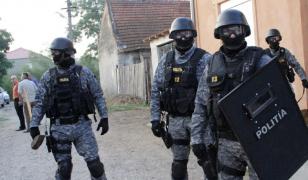 Trupele speciale au intervenit în Mioveni după ce un bărbat şi-a ameninţat familia. Agresorul a lovit scutul poliţiştilor cu toporul