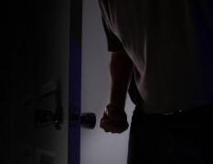 Tatăl, care şi-a violat fiica şi a încercat să se sinucidă în spatele gratiilor, a murit la spital