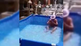 Un bărbat din Zalău a făcut baie în piscina aflată la vânzare, într-un magazin și s-a lăudat cu pozele pe rețelele sociale