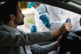 Testare coronavirus la un centru drive-thru