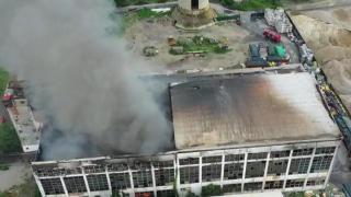 Cadavru carbonizat, descoperit în incineratorul de deșeuri de la Brazi, la mai bine de 24 de ore de la izbucnirea incendiului. Pompierii încă acţionează la faţa locului