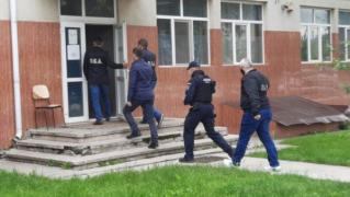 Un ofițer de poliție și nouă agenți de la Rutieră au fost reținuți de DNA în Botoșani. Sunt acuzați de luare de mită și de abuz în serviciu