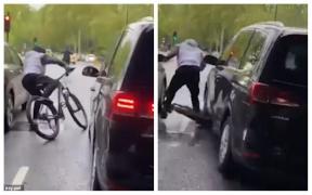 Momente dramatice în trafic. Un şofer, la un pas să calce un biciclist, după ce acesta a căzut la un semafor, în Londra