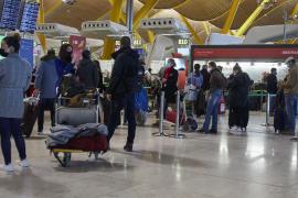 Persoane cu bagaje care așteaptă în aeroport