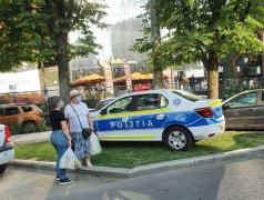 Mașină de poliție parcată pe iarbă, în București. Primarul Sectorului 3 cere explicații, Poliția Română răspunde: echipajul era la un flagrant