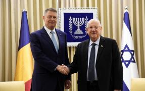 În imagine: Preşedintele Klaus Iohannis (stânga) alături de preşedintele israelian Reuven Rivlin (dreapta)