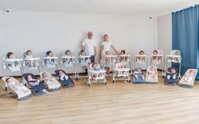 Familia Kristinei Öztürk, cu cei 20 de bebeluși și soțul ei, Galip Öztürk