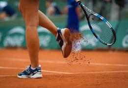 in imagine: jucatoare de tenis pe zgura