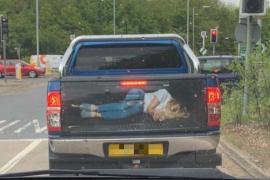 O imagine cu o tânără ce pare că ar fi fost răpită, lipită pe hayonul unei camionete