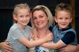 Rebecca Holford împreună cu cei doi copii ai săi
