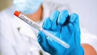 Eprubeta pe care scrie test pozitiv la Covid-19