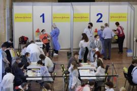 Oamenii primesc vaccinul anti-Covid-19 de unică folosință Johnson și Johnson în timpul unui maraton de vaccinare.