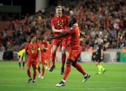 Eden Hazard îi privește pe Lukaku și De Bruyne bucurându-se după marcarea unui gol