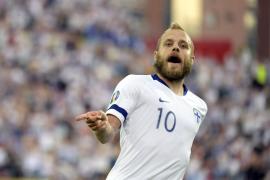 Teemu Pukki, golgheterul Finlandei în preliminariile pentru EURO 2020, sărbătorește marcarea unui gol în partida cu Bosnia