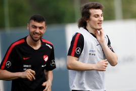 Burak Yilmaz (stânga) şi Caglar Soyuncu, în timpul unei sesiuni de antrenament, înainte de EURO 2020