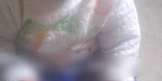 Poliția s-a autosesizat după apariția unor poze cu un copil încătușat de vrânceanul acuzat că și-a ucis iubita gravidă