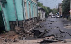 VIDEO Ploaia torenţială a rupt în două o stradă din Craiova. Primarul Lia Olguţa Vasilescu a anunţat că au început lucrările de reabilitare