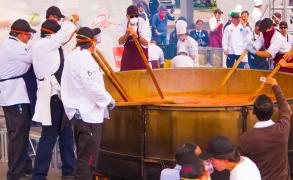 Un tânăr bucătar a murit după ce a căzut într-o oală uriaşă cu ciorbă de pui, în Irak