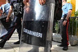 Cinci escroci care îşi ademeneau victimile în bisericile din Vatican au fost arestaţi după ce poliţiştii s-au deghizat în preoţi