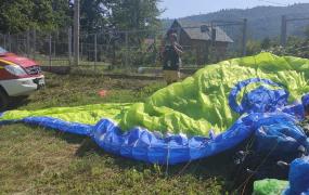 Un bărbat semiconştient, după ce a căzut cu parapanta, în Neamţ