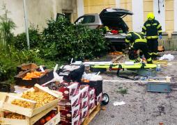 Un bătrânel de 87 de ani din Austria a încurcat pedalele maşinii şi a intrat într-o piaţă. 13 persoane sunt rănite