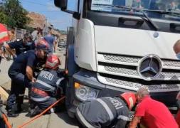 Un tânăr de 23 de ani din Blaj s-a oferit să ajute un şofer să schimbe roata unei cisterne: cricul a cedat şi autoutilitara a căzut peste el