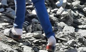 Fotografia zilei: Turistă, surprinsă în şlapi şi şosete urcând pe munte în zona Bâlea Lac. "Adresa clasica întrebare: Mai e mult?”