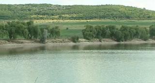 Un bebeluș s-a înecat într-un lac, după ce frăţiorul mai mare a împins căruciorul în apă. Tragedia, într-un sat din Moldova