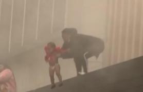 Mama a fost nevoită să arunce copilul pe fereastră pentru a-l salva